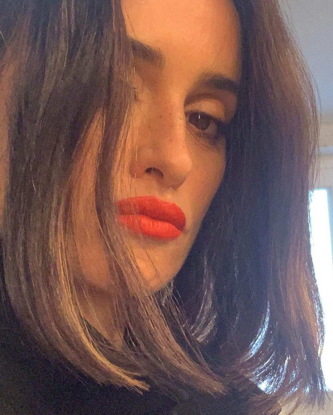 Трендовая стрижка и смелое декольте: 46-летняя Пенелопа Крус взорвала сеть новым образом