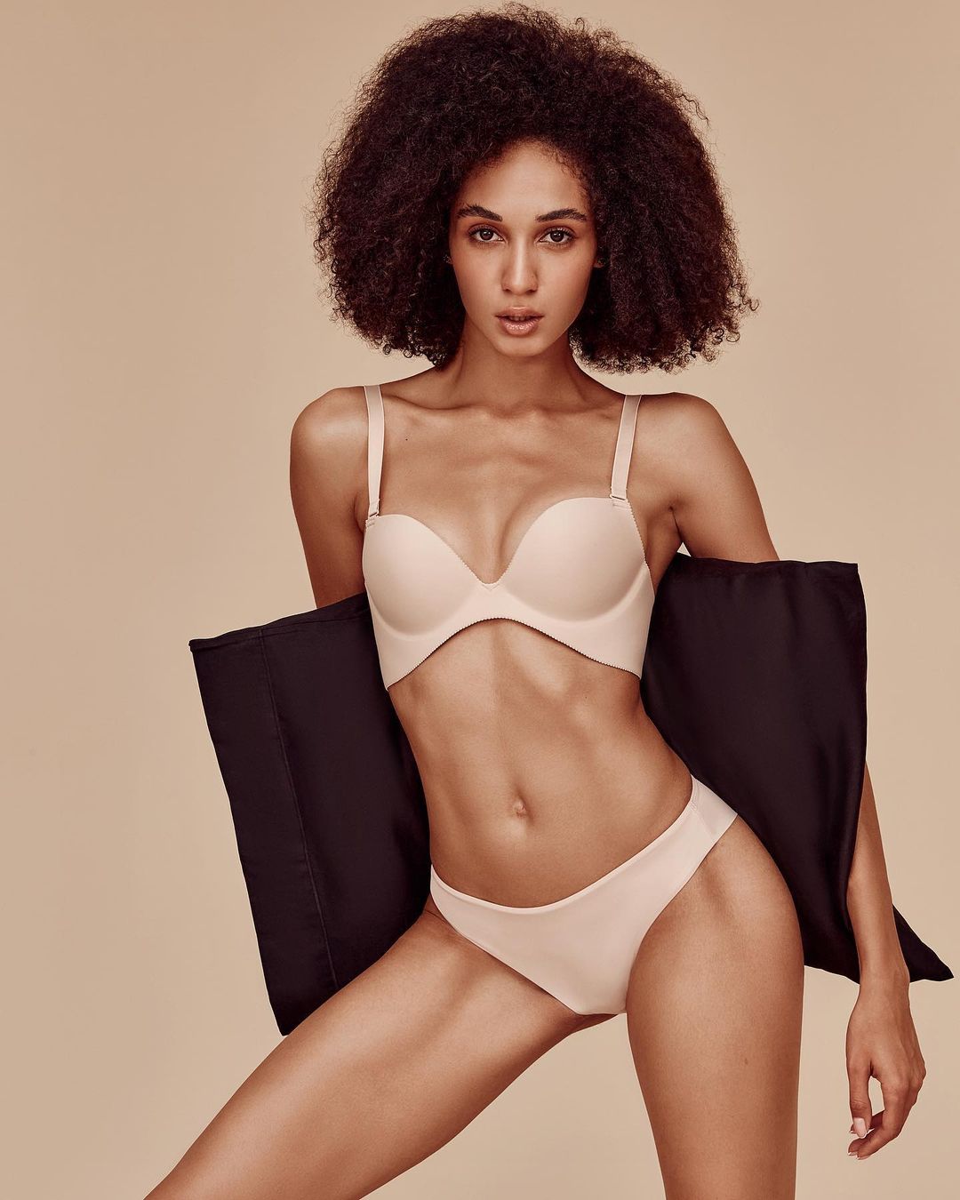 Не переношу спортзали: ведуча і модель Аманда Іроанья поділилася, як мотивувати себе на спорт