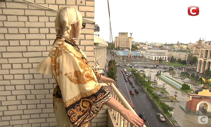 Эпатажная ведущая показала пентхаус в центре Киева: главная фишка - люстра за 6000 долларов