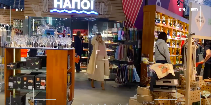 Могилевську застукали з бойферендом-мільйонером в черзі за олів'є (відео)