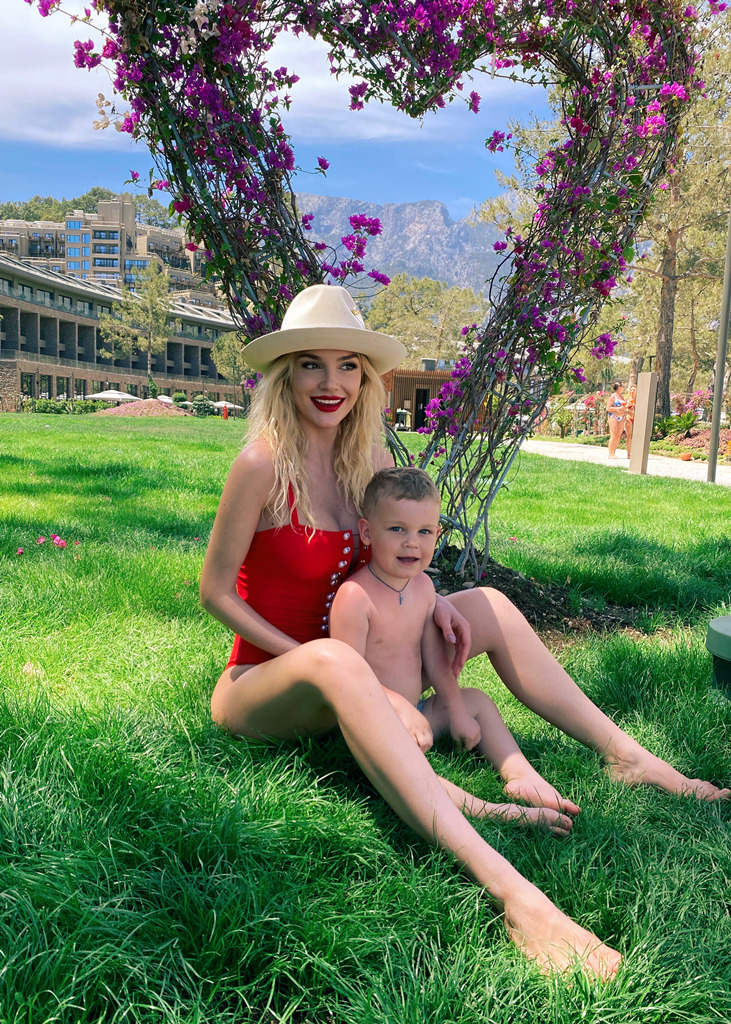 Горячая Миша Романова умилила фото с сыном: впервые на отдыхе