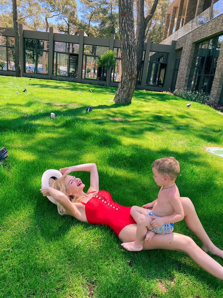 Горячая Миша Романова умилила фото с сыном: впервые на отдыхе