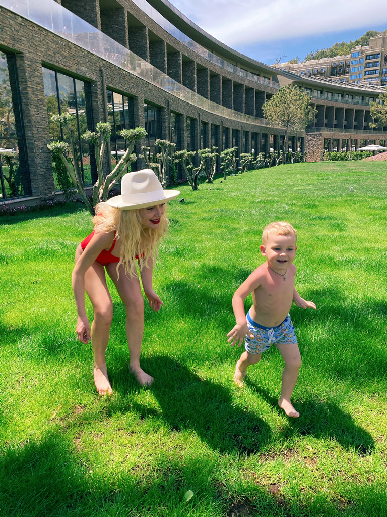 Горячая Миша Романова умилила фото с сыном: впервые на отдыхе