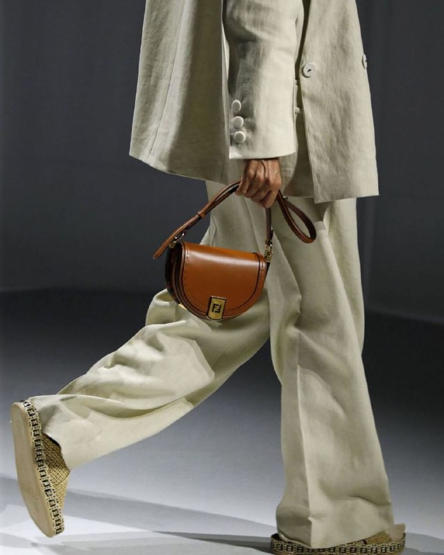 Галстуки, латекс и прозрачная обувь: тренды осени 2020 для самых смелых модниц