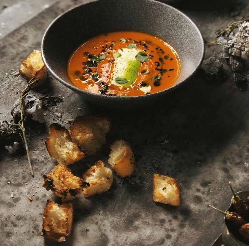 "Адский" шеф-повар дал рецепт супа-пюре из печеных перцев с фетой