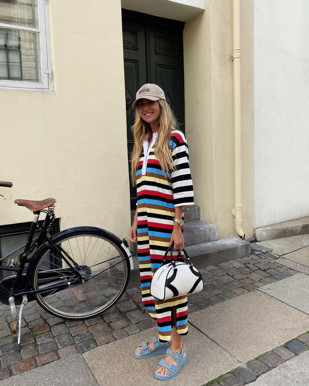 Пробуем повторить: как носят "папины" сандалии летом 2021 топовые фешн-блогеры