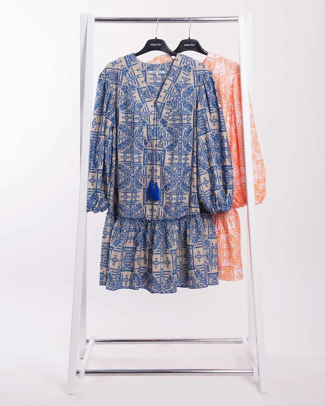 Сафари и перфорированное платье: Андре Тан показал необычные сарафаны на лето