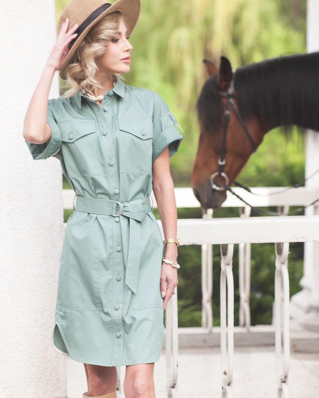 Сафари и перфорированное платье: Андре Тан показал необычные сарафаны на лето