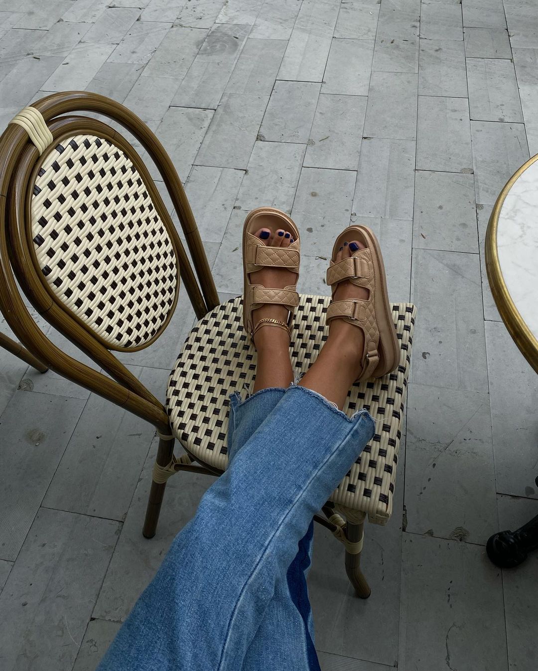Пробуем повторить: как носят "папины" сандалии летом 2021 топовые фешн-блогеры