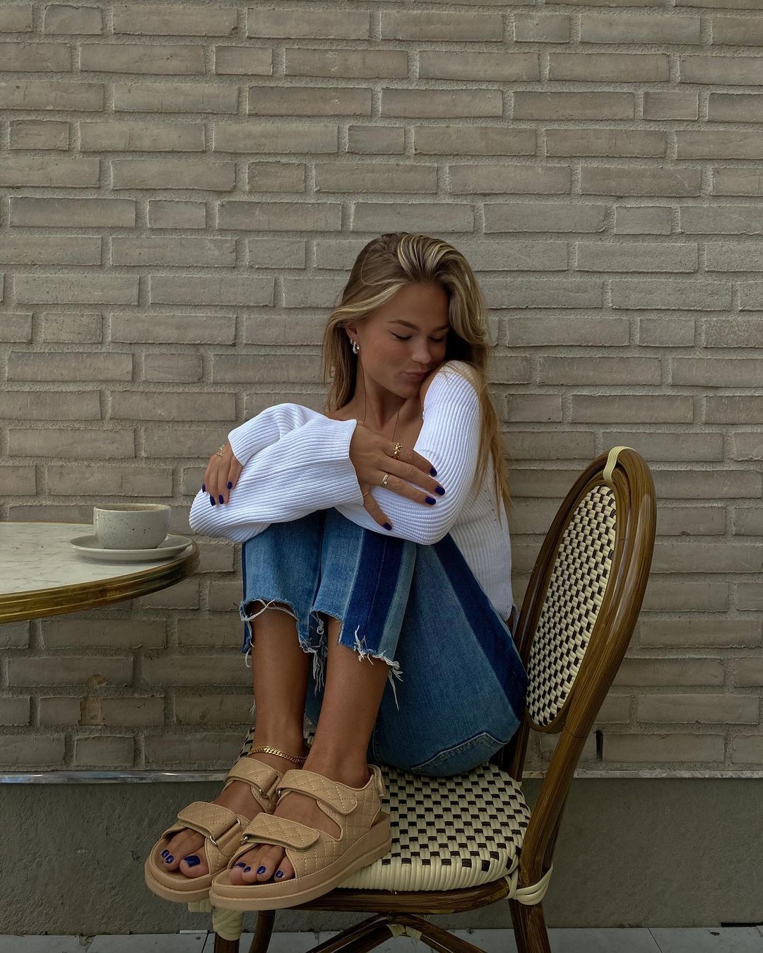 Пробуем повторить: как носят "папины" сандалии летом 2021 топовые фешн-блогеры