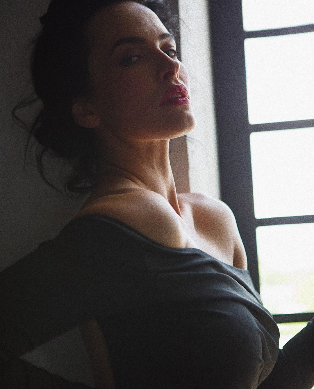 Даша Астафьева без лифчика показала сочную фигуру и подразнила фанатов