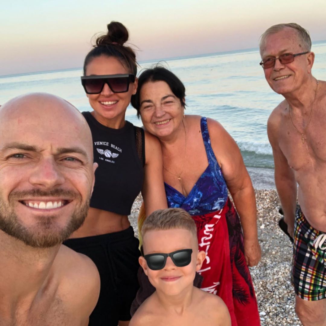 Три покоління разом: Влад Яма з родиною відпочиває на Азовському морі