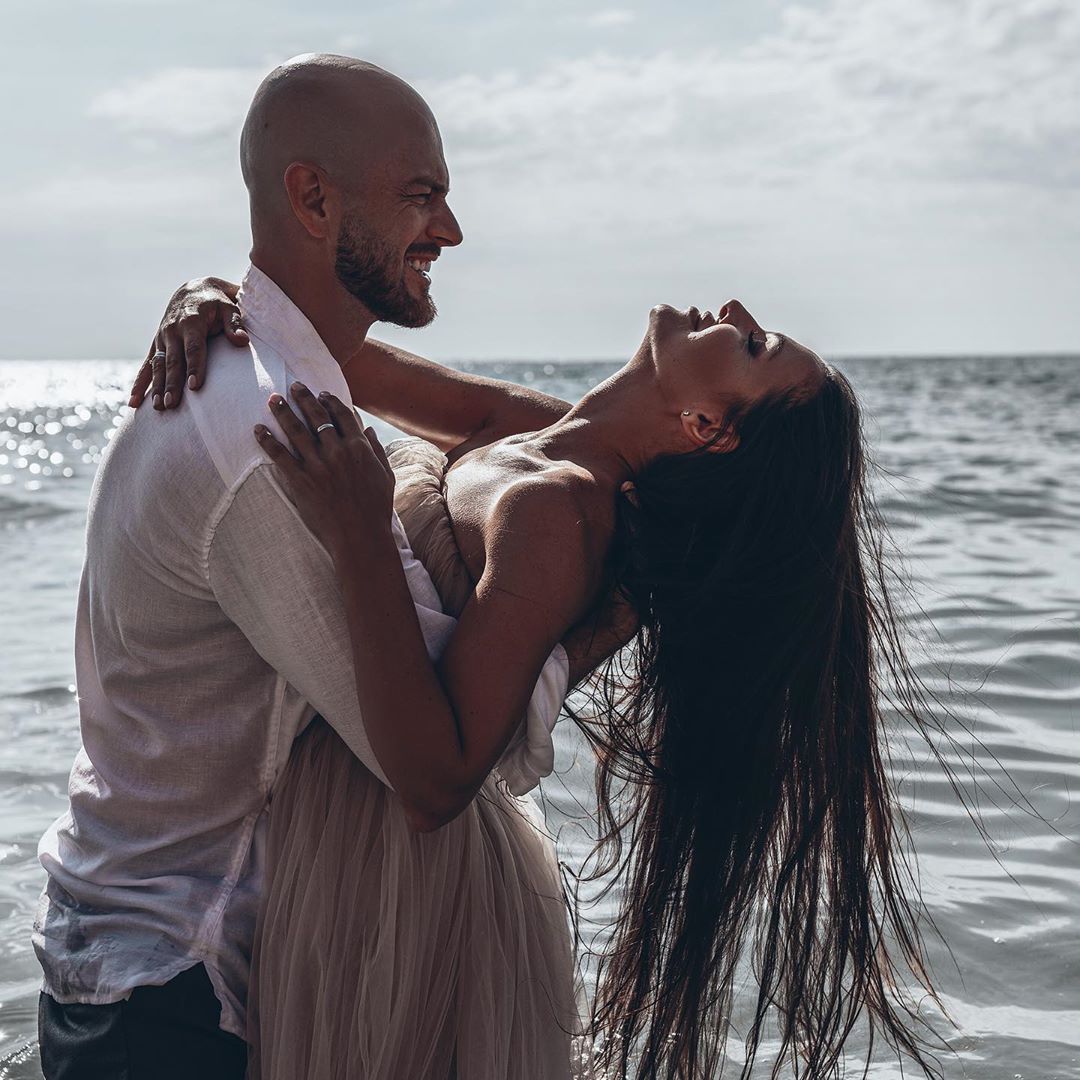 Танцы в море: Влад Яма нежно поздравил любимую с "чугунной" свадьбой