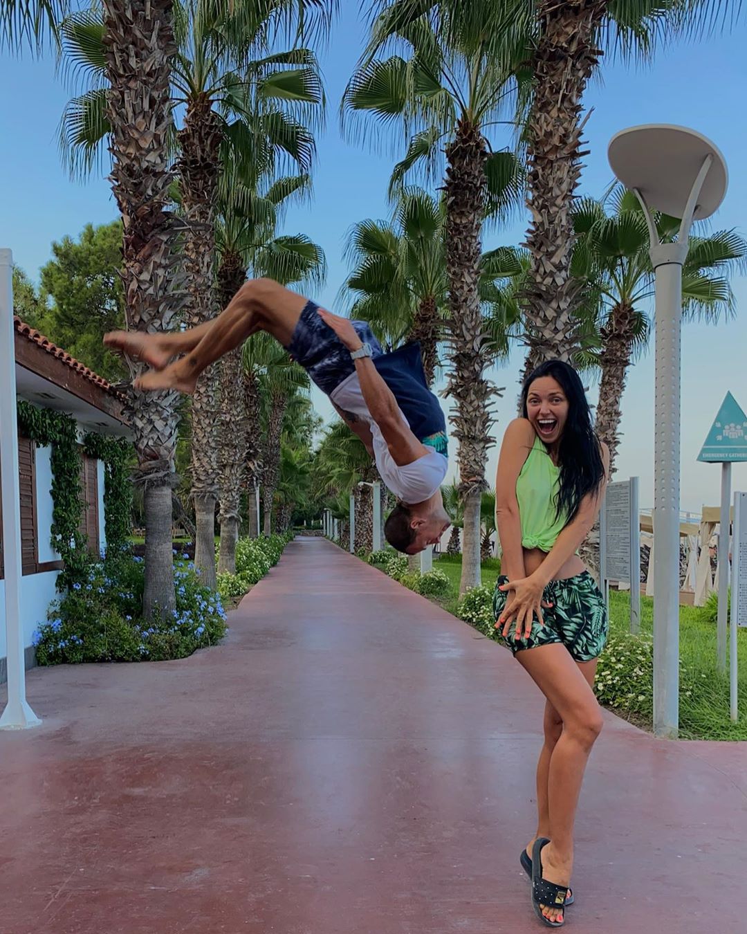 Вика из "НеАнгелов" заинтриговала забавными отпускными фото с мужчиной