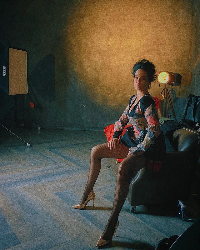 Гаряча аристократка: Астаф'єва в сітчастих панчохах і вінтажному екстра-міні розбурхала мережу