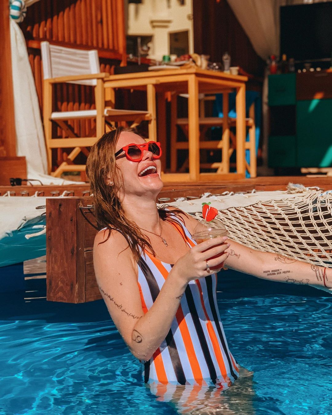 Красотка в полосатом купальнике: Слава Каминская поделилась яркими фото из Египта