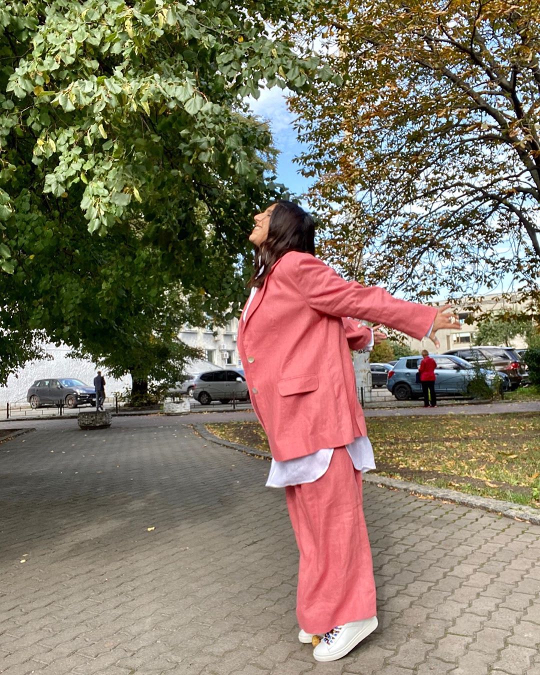 Осінь в рожевому кольорі: Джамала підкорила стильним образом і ніжністю з чоловіком