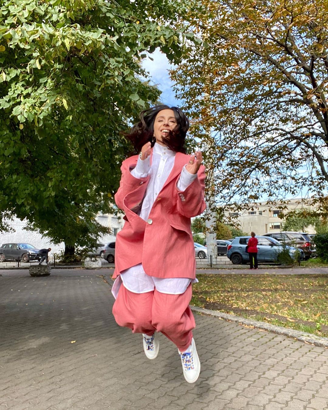 Осінь в рожевому кольорі: Джамала підкорила стильним образом і ніжністю з чоловіком