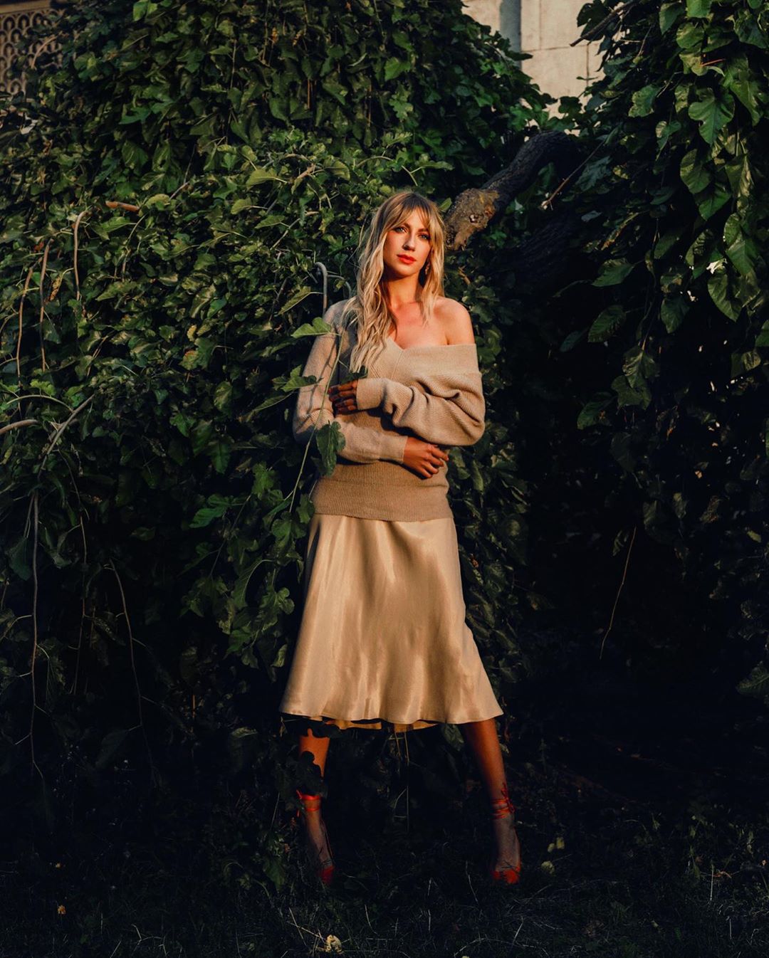 Жіночно і стильно: Леся Нікітюк приміряла трендові осінні луки на сторінках глянцю