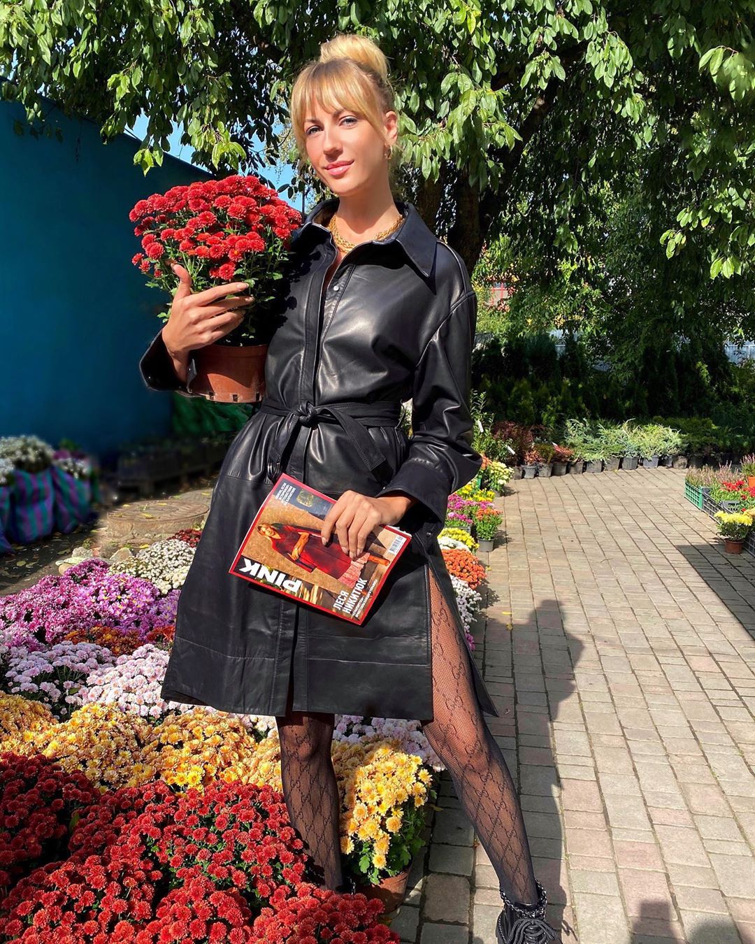 Жіночно і стильно: Леся Нікітюк приміряла трендові осінні луки на сторінках глянцю