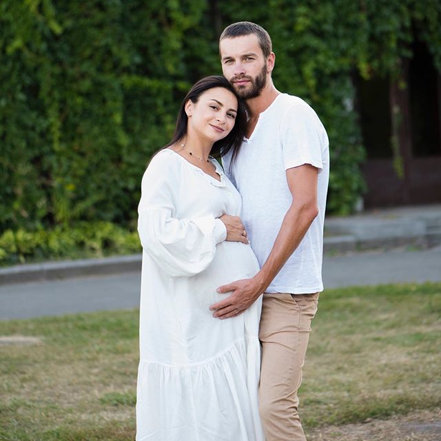 Підготували ліжечко і іграшки: вагітна Ілона Гвоздьова в білому зворушила зізнанням