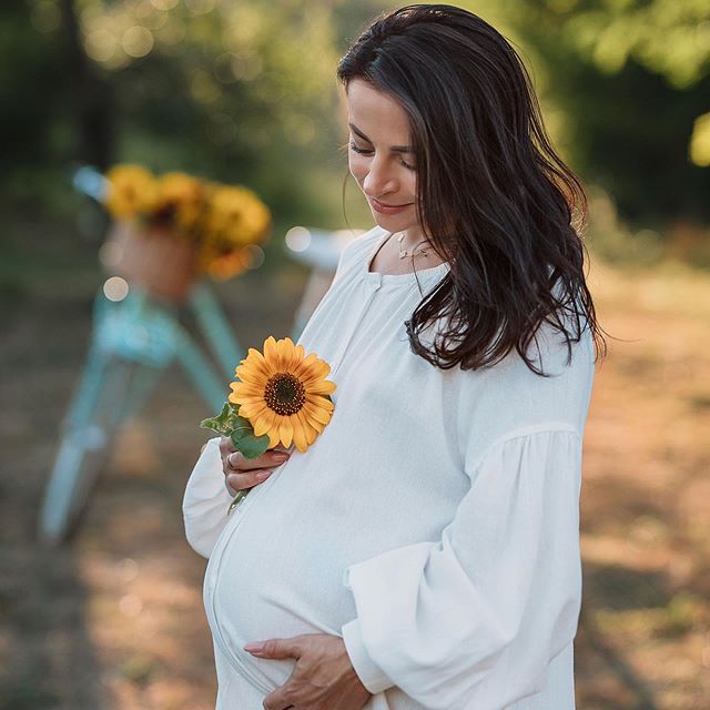 Підготували ліжечко і іграшки: вагітна Ілона Гвоздьова в білому зворушила зізнанням