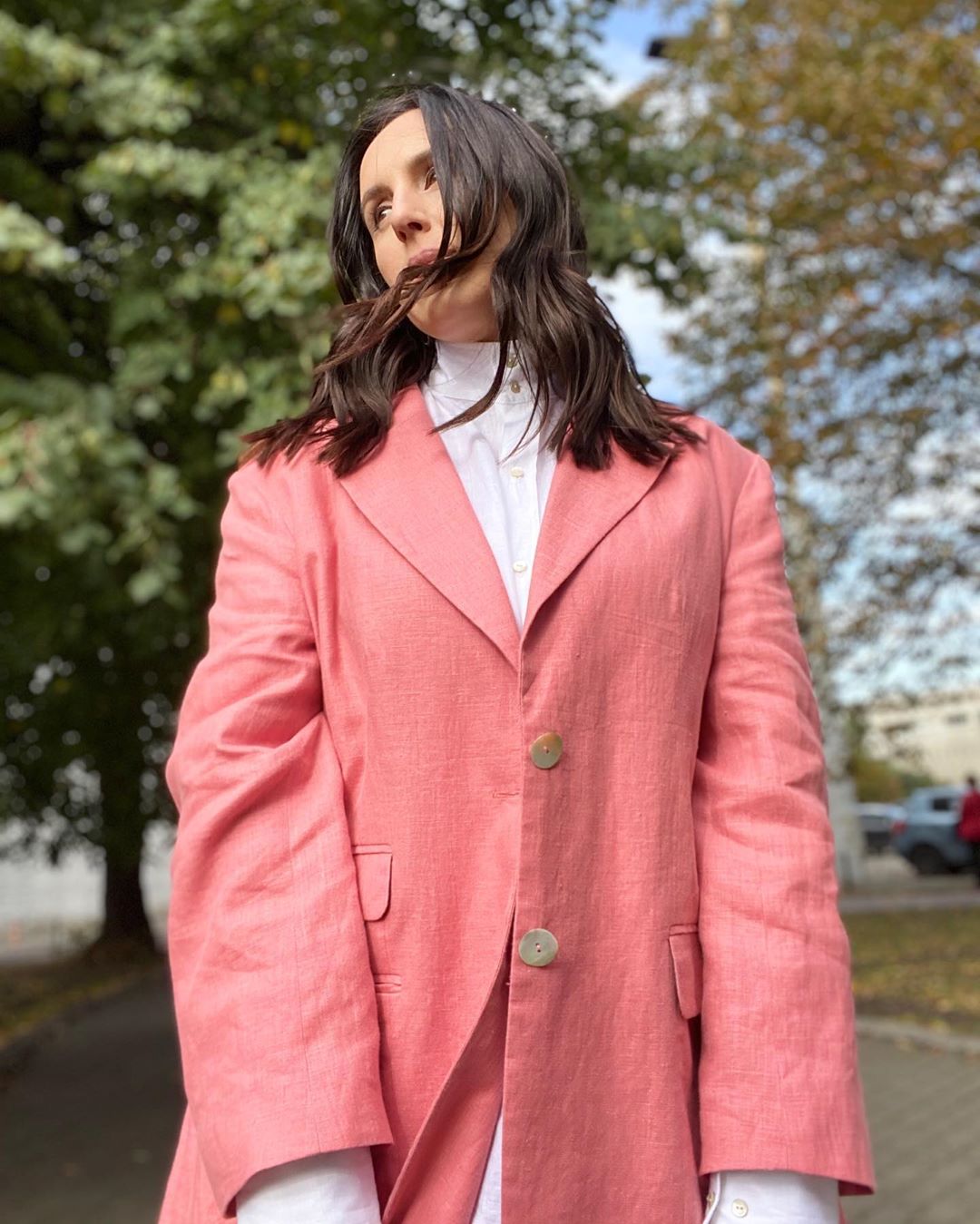 Осінь в рожевому кольорі: Джамала підкорила стильним образом і ніжністю з чоловіком