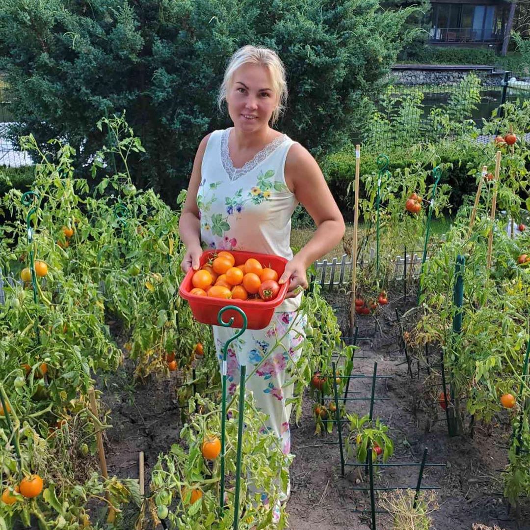 Хозяюшка: Камалия без макияжа похвасталась своим урожаем