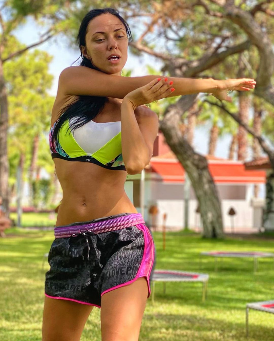 Віка з &quot;НеАнгелів&quot; показала, як підтримує ідеальну фігуру на відпочинку