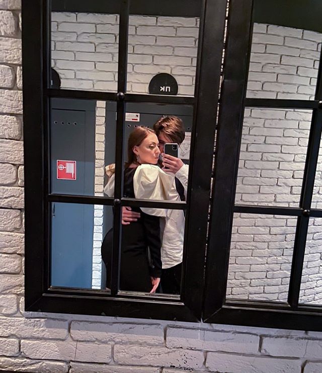 Солодка парочка: 15-річна дочка Полякової без сорому показала почуття з коханим