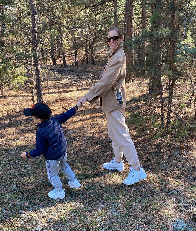 Щасливі і сонячні: Осадча в трендовому аутфіті і Горбунов з сином похвалилися лісовим &quot;уловом&quot;