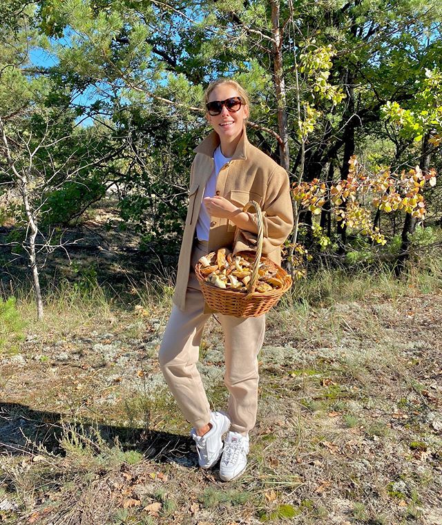 Щасливі і сонячні: Осадча в трендовому аутфіті і Горбунов з сином похвалилися лісовим &quot;уловом&quot;