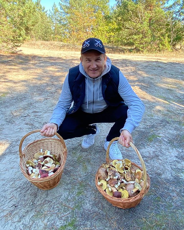 Щасливі і сонячні: Осадча в трендовому аутфіті і Горбунов з сином похвалилися лісовим &quot;уловом&quot;