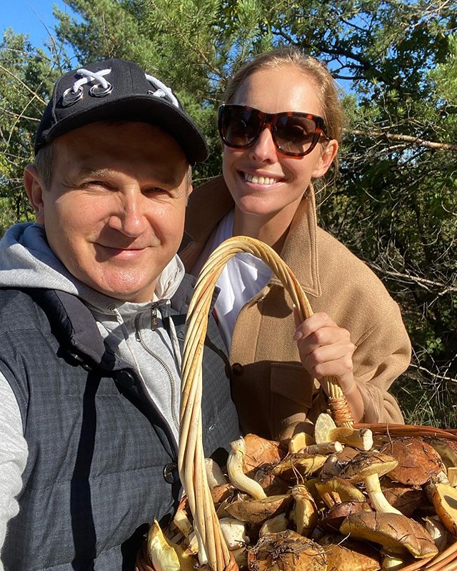 Щасливі і сонячні: Осадча в трендовому аутфіті і Горбунов з сином похвалилися лісовим &quot;уловом&quot;