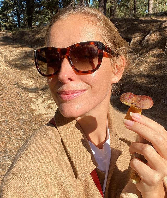 Щасливі і сонячні: Осадча в трендовому аутфіті і Горбунов з сином похвалилися лісовим &quot;уловом&quot;