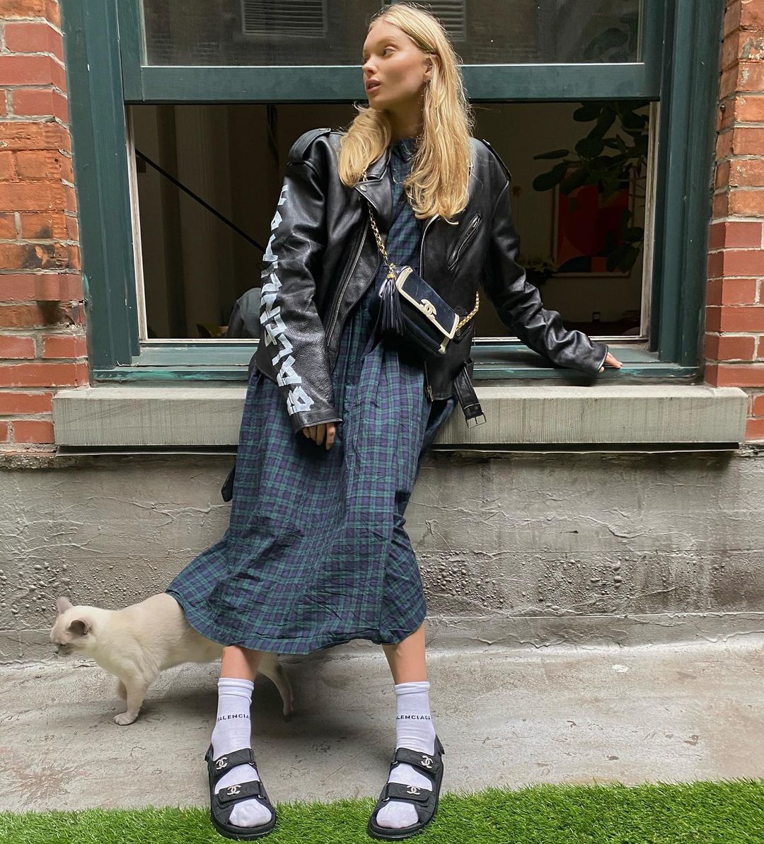 Тапочки с носками: стилист рассказала о популярном ugly-тренде лета 2021