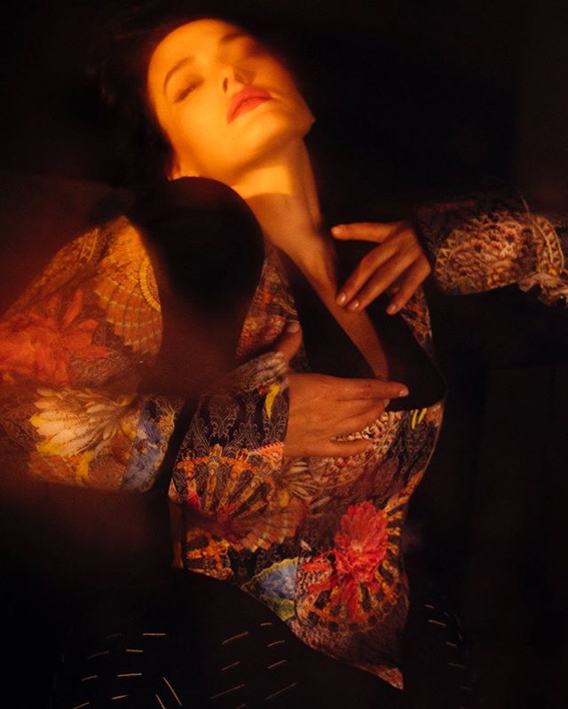 Гаряча аристократка: Астаф'єва в сітчастих панчохах і вінтажному екстра-міні розбурхала мережу