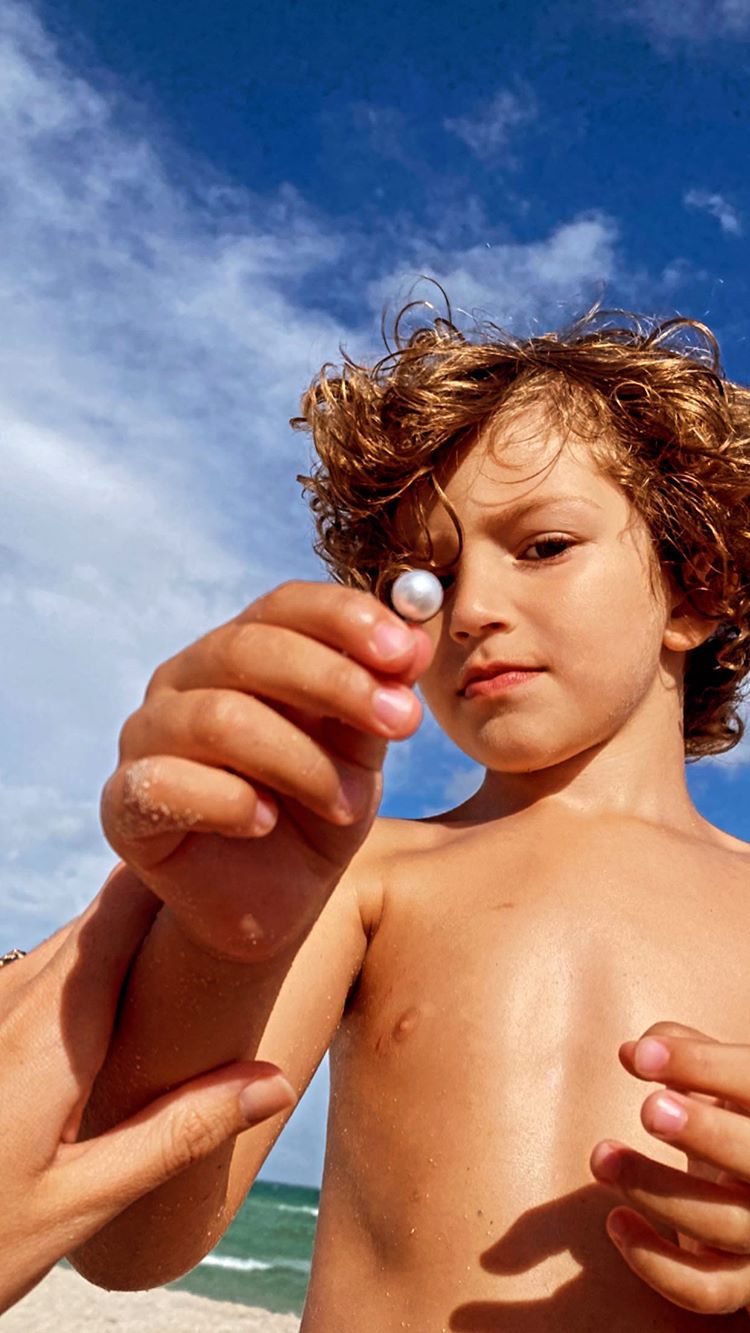 Она точно их мать? Кэндис Свейнпол поразила стройной фигурой на фото с двумя сынишками