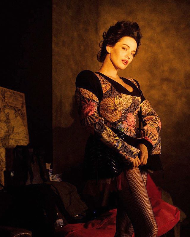 Гаряча аристократка: Астаф'єва в сітчастих панчохах і вінтажному екстра-міні розбурхала мережу