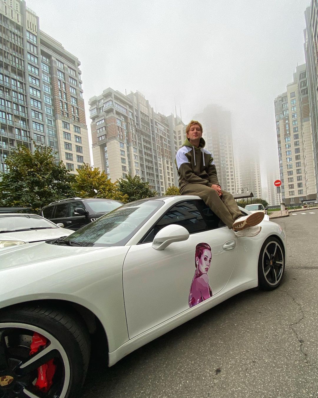 Влюбленный в &quot;Холостячку&quot; телеведущий разрисовал свое авто ее портретом