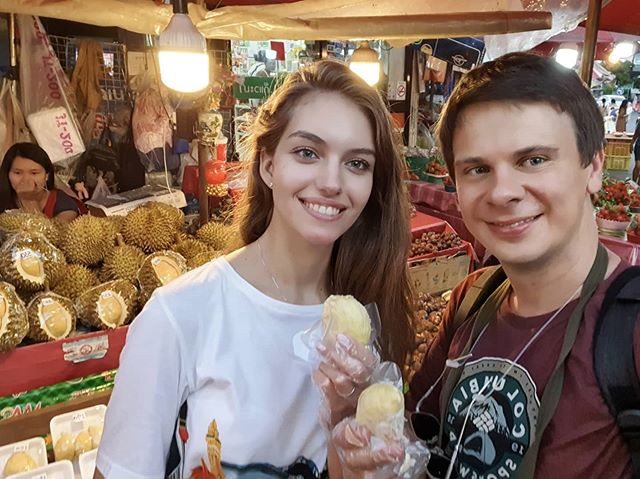 Спізнювалися на літак: Комаров розкрив деталі яскравої поїздки з коханою в Таїланд