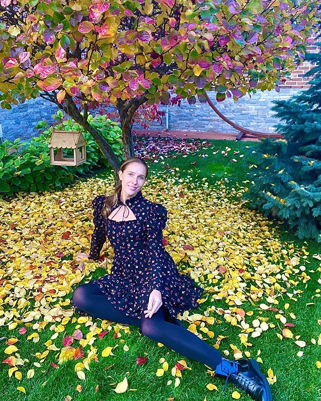 Осадча в міні за 14 470 грн і масивних черевиках підкорила несподіваним осіннім образом