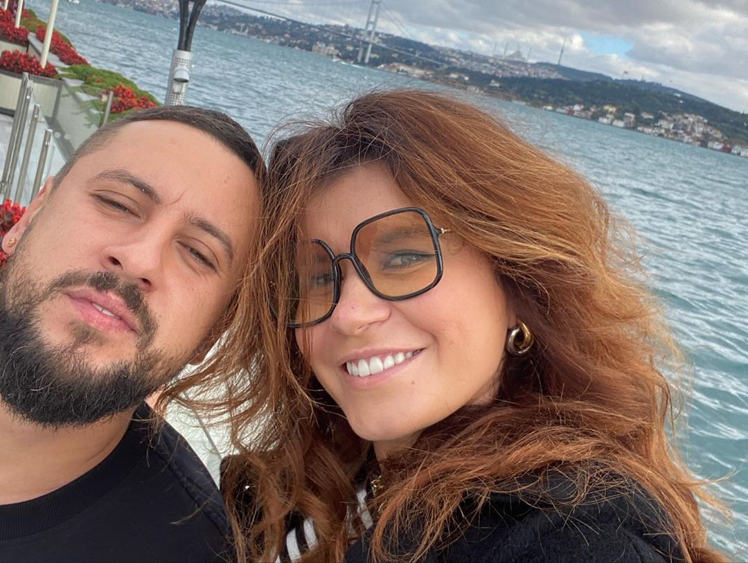 Красивые и счастливые: MONATIK с женой устроили романтику на фоне осеннего Стамбула