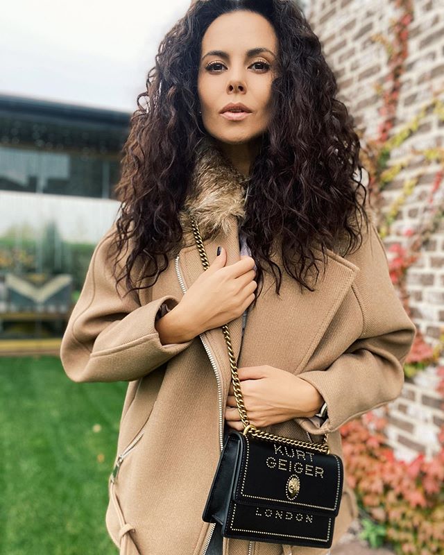 Стильна Каменських в пальто демократичного бренду і з сумкою за 5950 грн підкорила осіннім образом