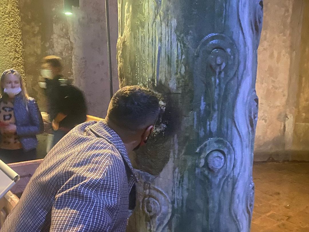 Красивые и счастливые: MONATIK с женой устроили романтику на фоне осеннего Стамбула