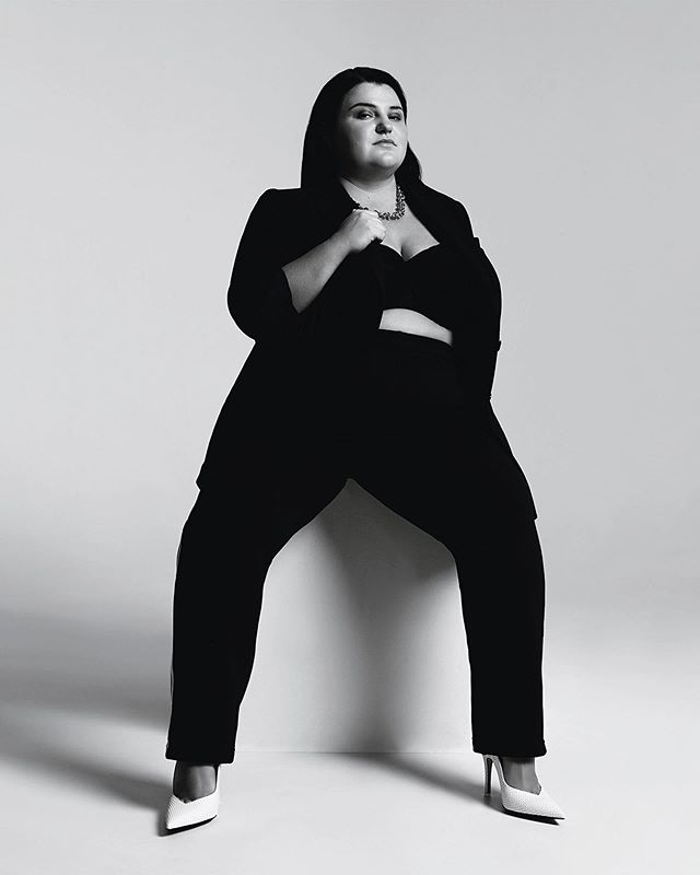 В микротопе и пикантном платье: женственная Alyona Alyona поразила радикальной сменой образа