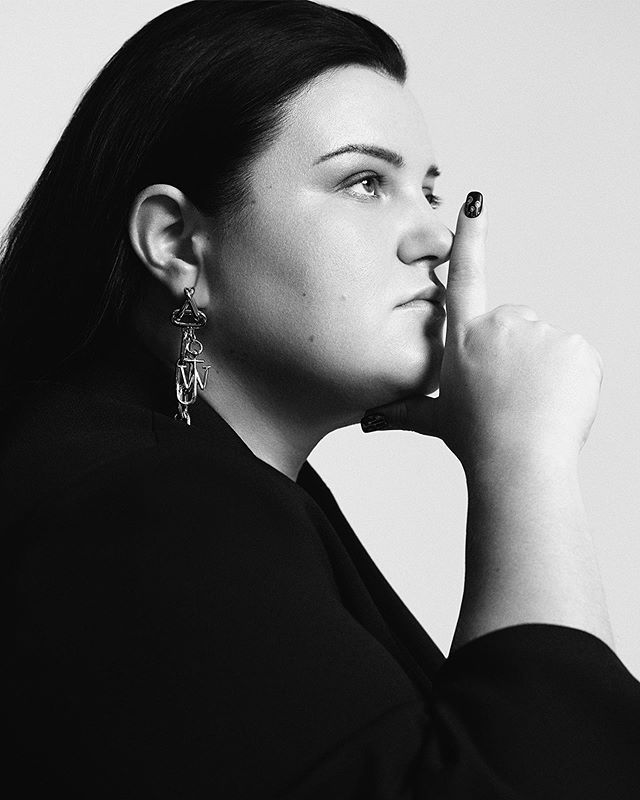 В микротопе и пикантном платье: женственная Alyona Alyona поразила радикальной сменой образа