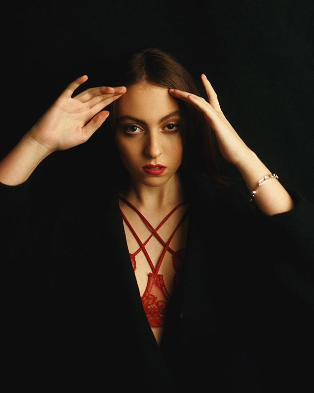 Дочь Поляковой сверкнула кружевным бельем во время модельного фотосета