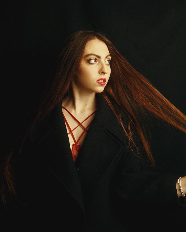 Дочь Поляковой сверкнула кружевным бельем во время модельного фотосета