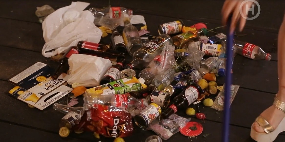 Збирала пляшки і мила туалети: українець змусив дружину працювати в Перу